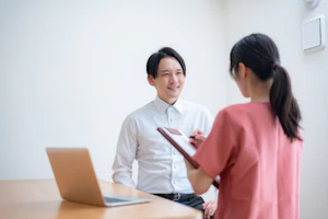 男性の話を聞く女性カウンセラー