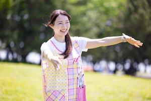 両手を広げる保育士さん