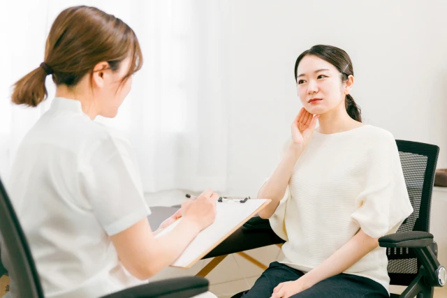 相談する女性とスタッフ