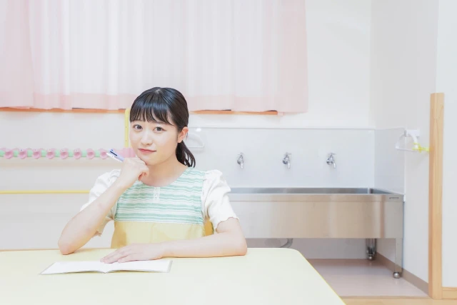 考える保育士さん