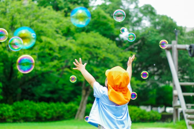 園児とシャボン玉
