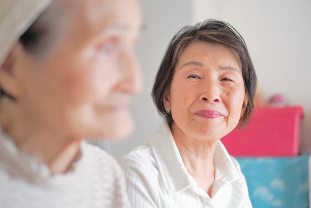 横顔を見つめる女性