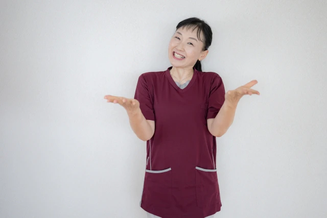 笑顔で手を広げる女性