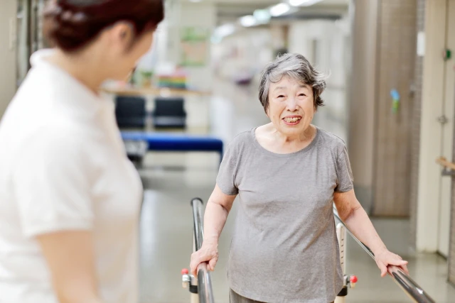 リハビリをする女性とスタッフ