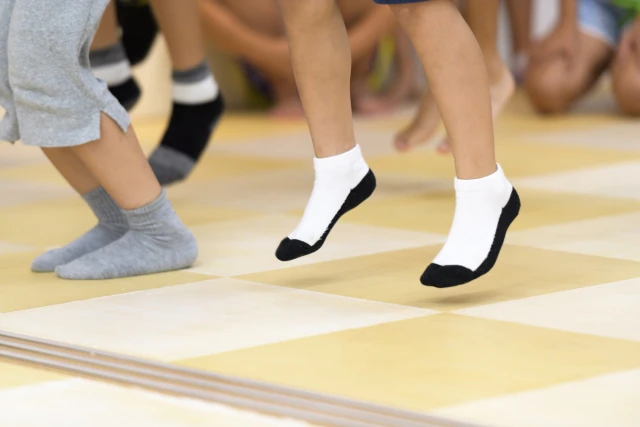 とびはねる子供