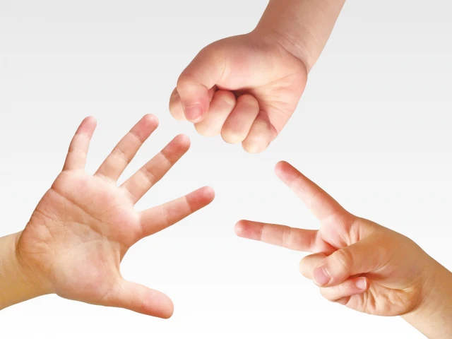 グーとチョキとパーの手