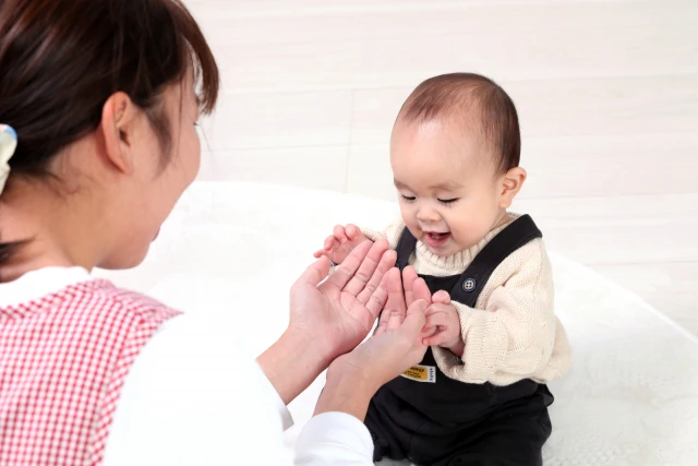 手遊びをする園児と保育士さん