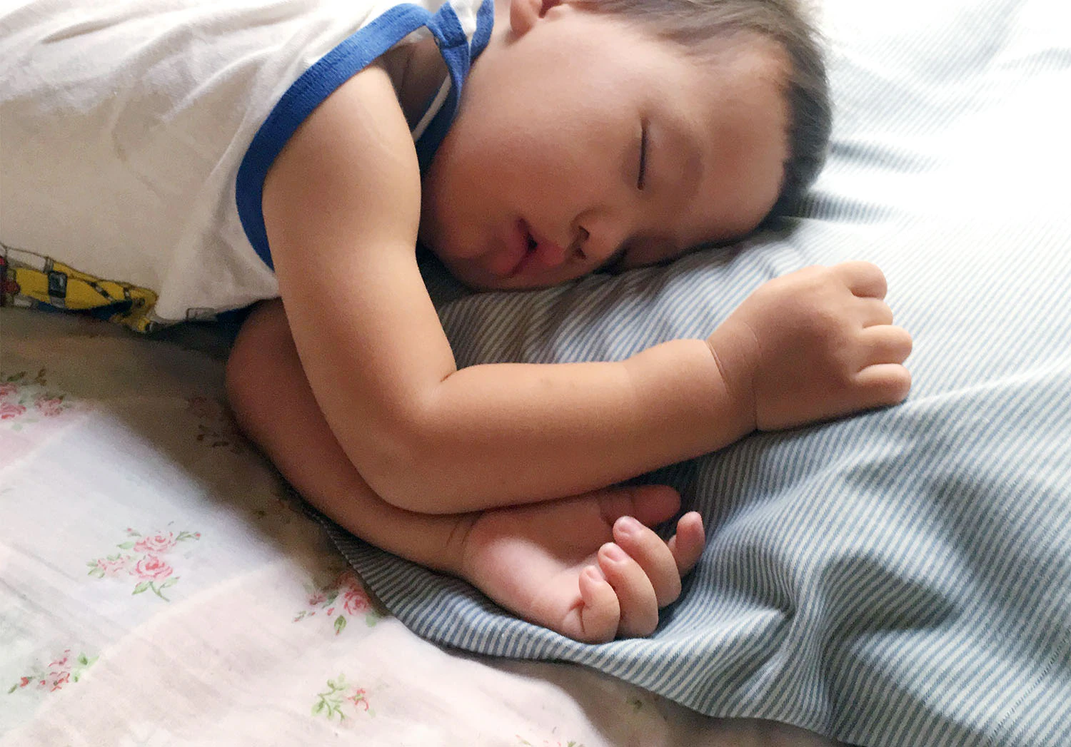 お昼寝する男の子