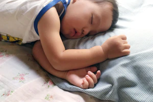 お昼寝する男の子