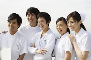 看護師が並んで笑っている