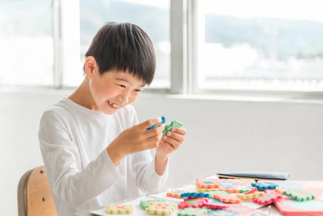 おもちゃで遊ぶ男の子