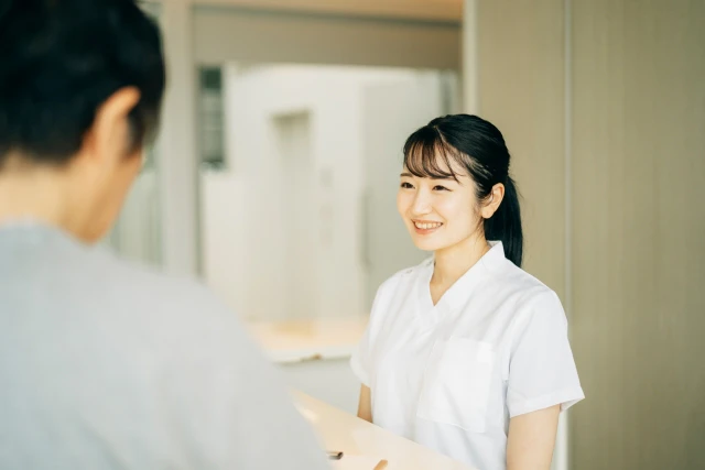 笑顔の女性スタッフ