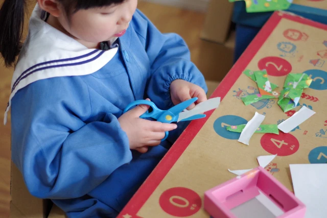 はさみを使う園児