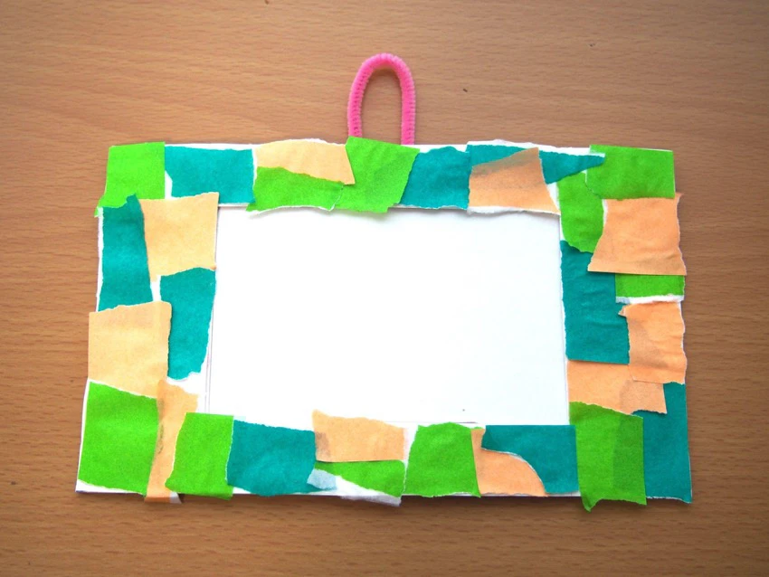 ちぎり絵で作成された写真立て