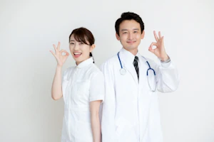 OKポーズをする看護師と医師