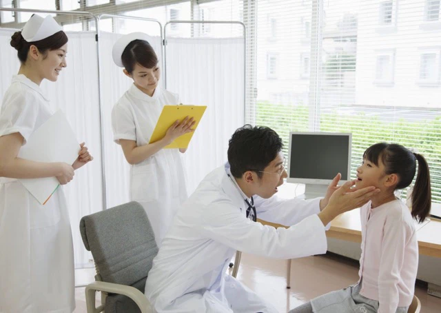 診察中の医師と看護師