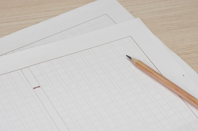 原稿用紙と鉛筆