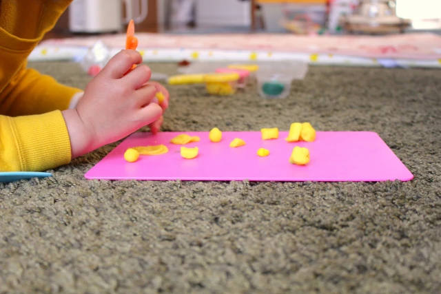 感触遊びをする子供