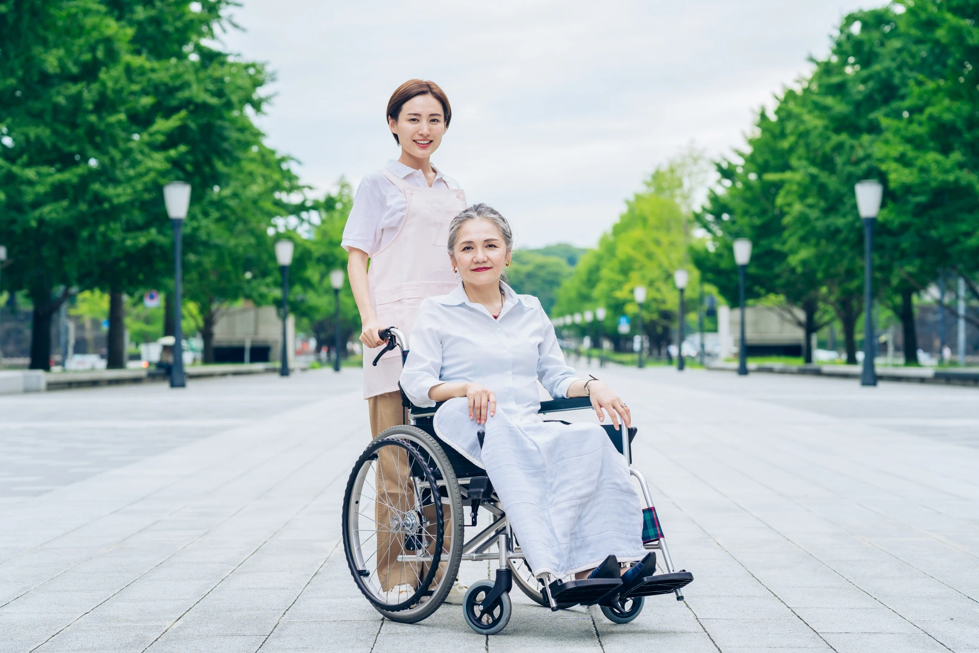 車いすに乗る女性とスタッフ