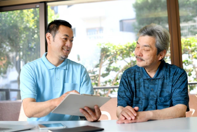 談笑する男性たち