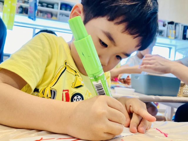 マーカーで書く園児