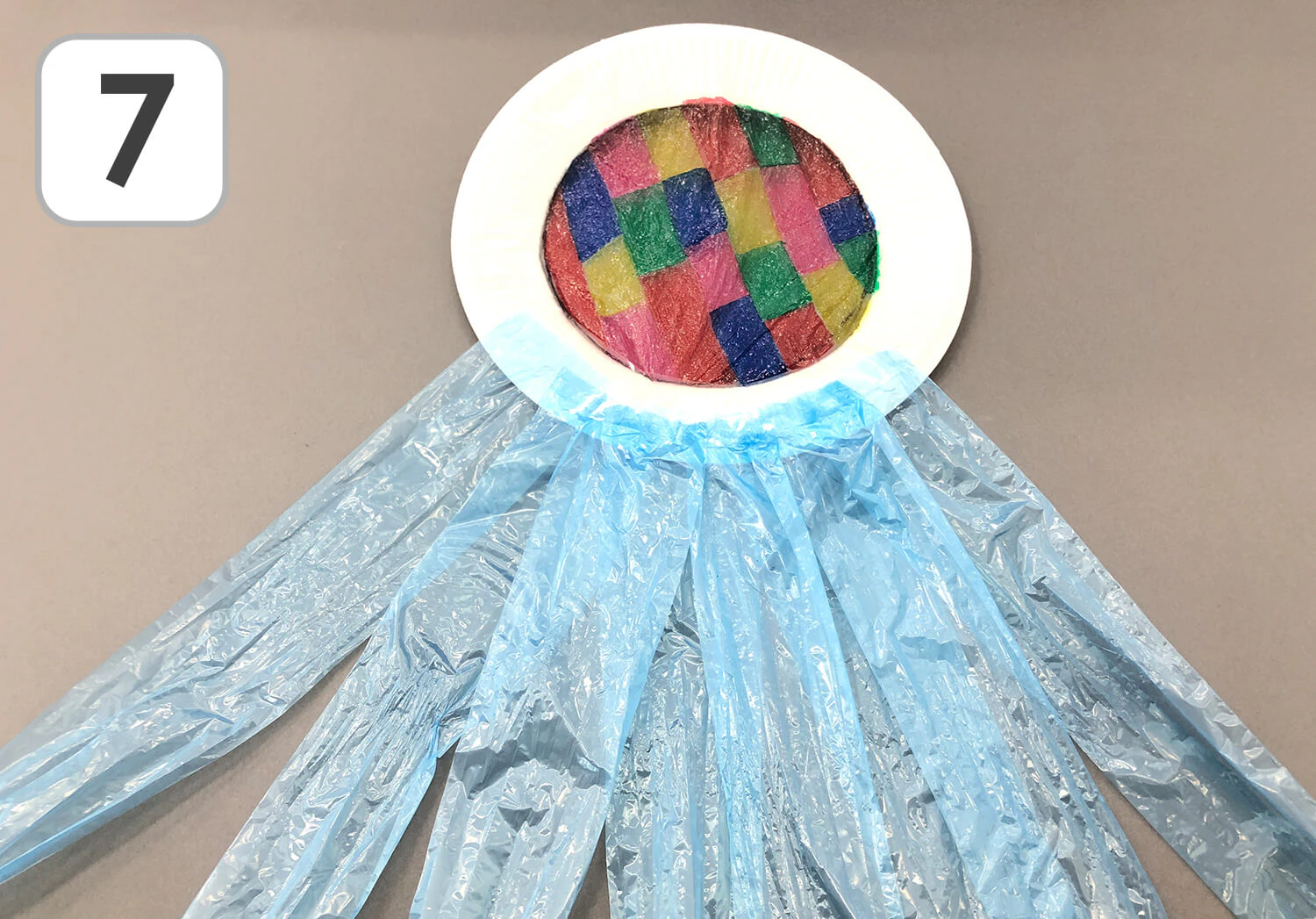 紙皿を使ったクラゲの製作手順7