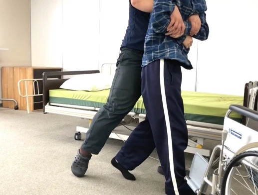 立ち上がる際、 利用者さんには健常な足の方で踏ん張ってもらう