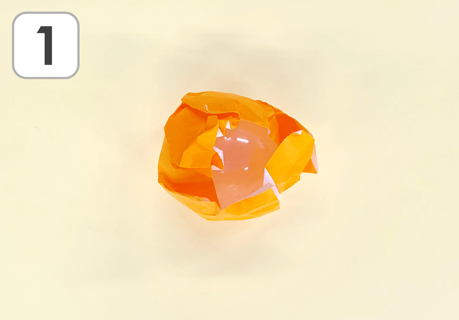 ガチャガチャカプセルのミカンヨーヨーの製作手順1