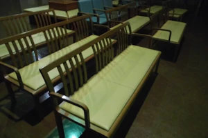 夜の病院の待合室