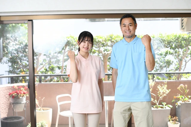 ガッツポーズする男女のスタッフ