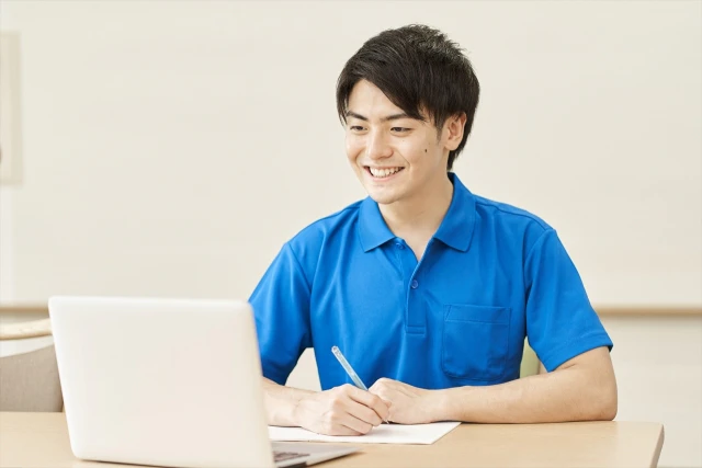 PCを見てメモを取るスタッフ