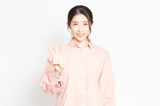 3のポーズをとる女性