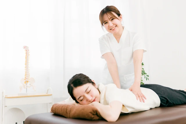 施術するスタッフと女性