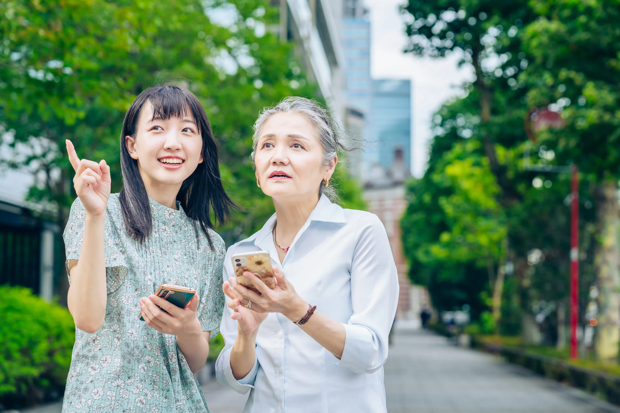 スマホを持つ女性二人