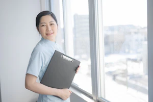 ファイルを持つ笑顔の看護師