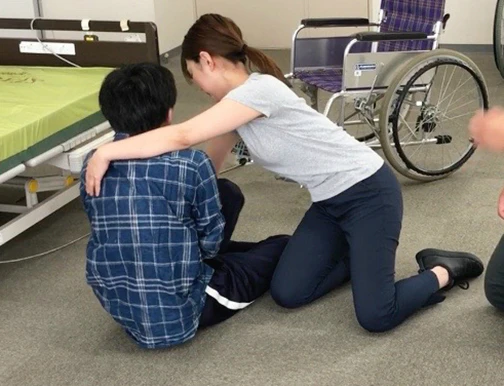 小柄な女性でも自分より重たい利用者さんを起き上がらせることができた