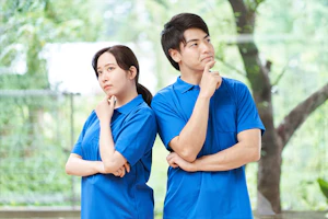 考える男女の介護士