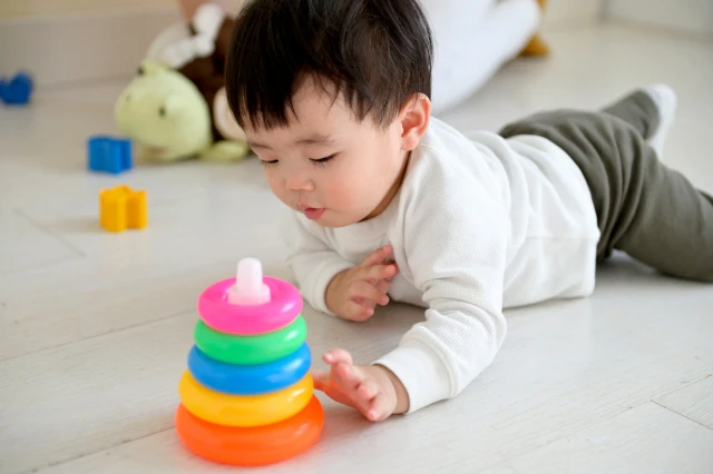 おもちゃで遊ぶ子供