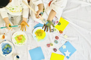 手に絵の具をぬる子供