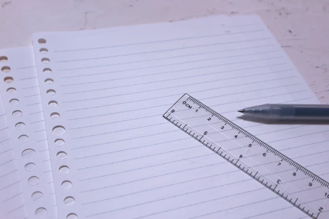 ルーズリーフ、定規、ボールペン