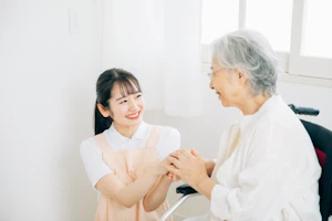 手を握る高齢者とスタッフ