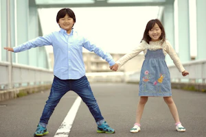 仲の良い男児と女児の写真