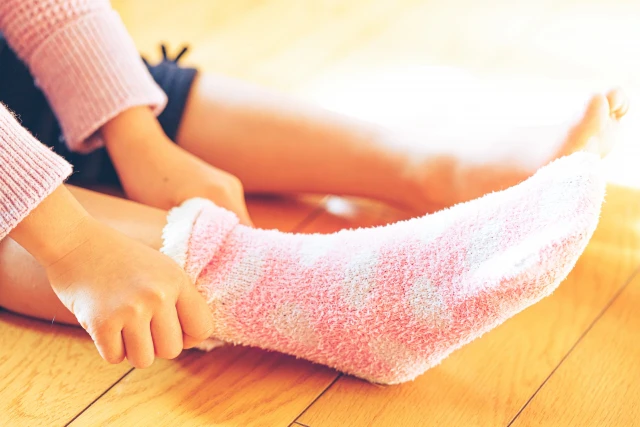 靴下をはいている様子