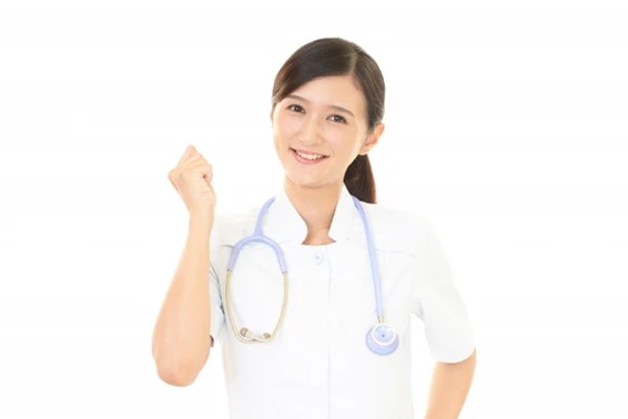 ポーズをとる女性