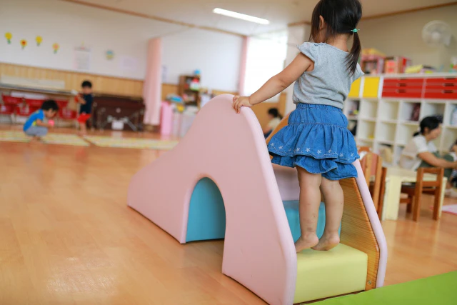保育園で遊ぶ子ども