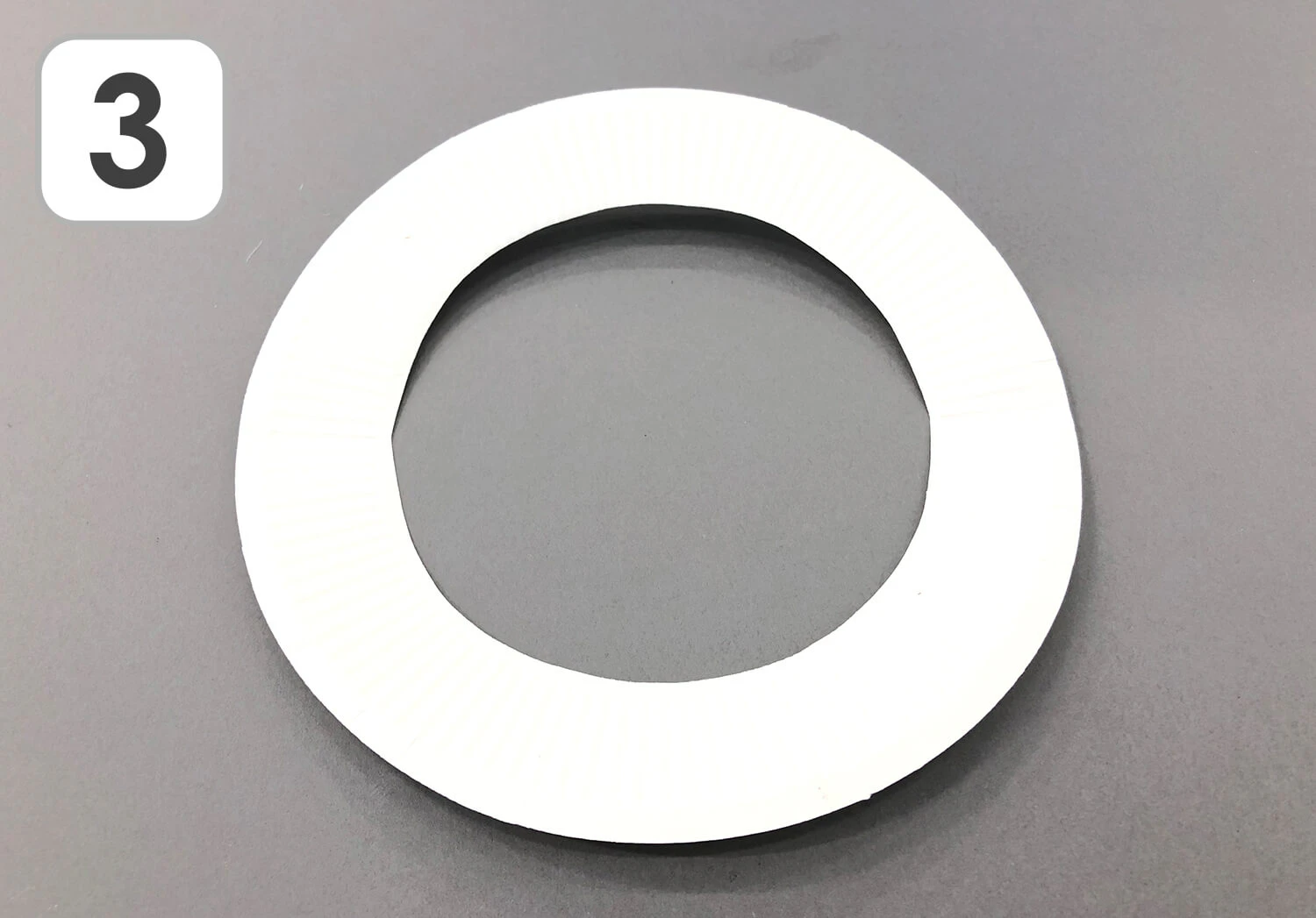 紙皿を使ったクラゲの製作手順3