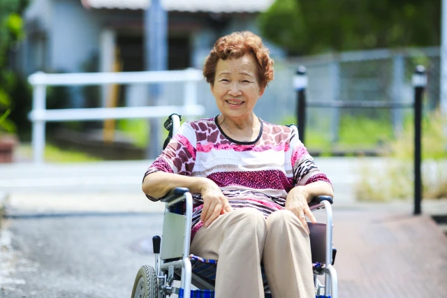 住み慣れた地域でケアを受けながら自分らしく暮らすおばあさん.jpg
