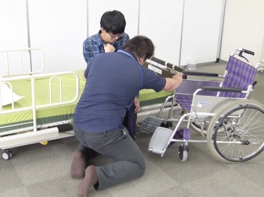 車椅子をベッドから遠ざける