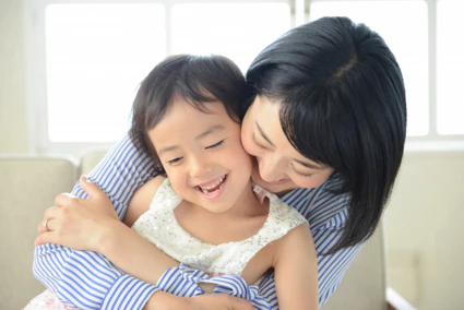 母親が子供を抱きしめている