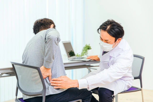 腰を診る医師